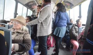 Viajar-en-colectivo-en-hora-pico-45-minutos-de-altibajos-hasta-los-limites-del-Sur-capitalino